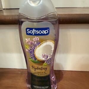 NWT Softsoap Hydrating Body Wash Coconut oil with calming Lavender